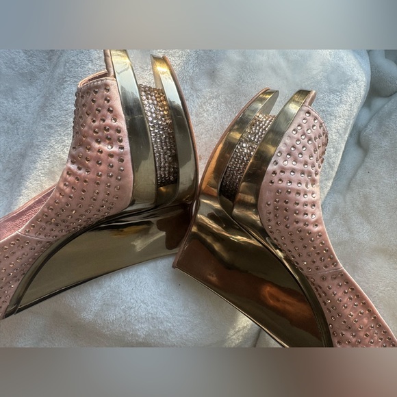 Gold-tone high-heeled shoes with crystal details, ideal for special occasions. - Picture 4 of 8